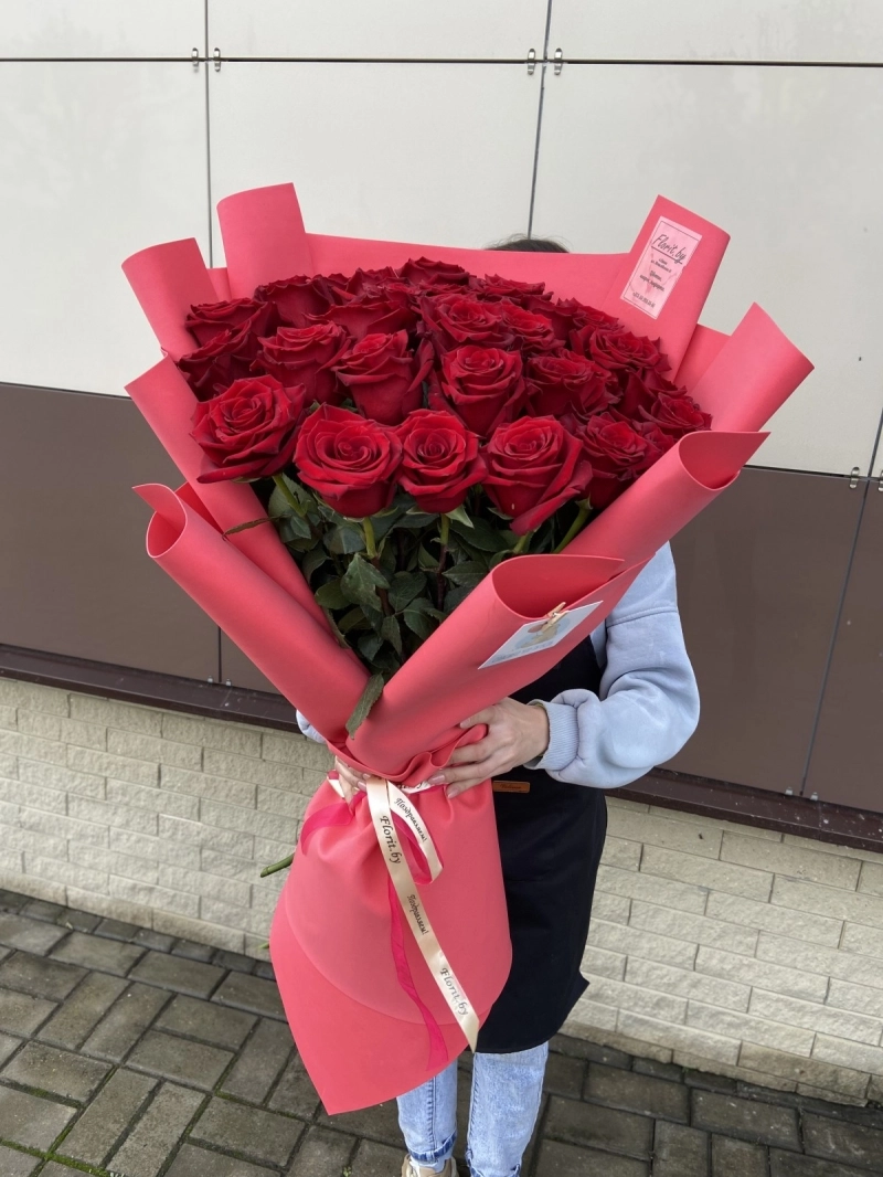 Букет из 29 роз в оформлении
