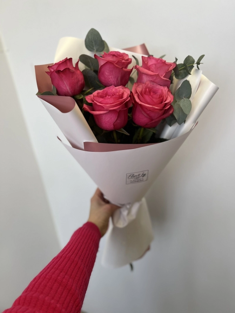 Букет 5 роз с эвкалиптом