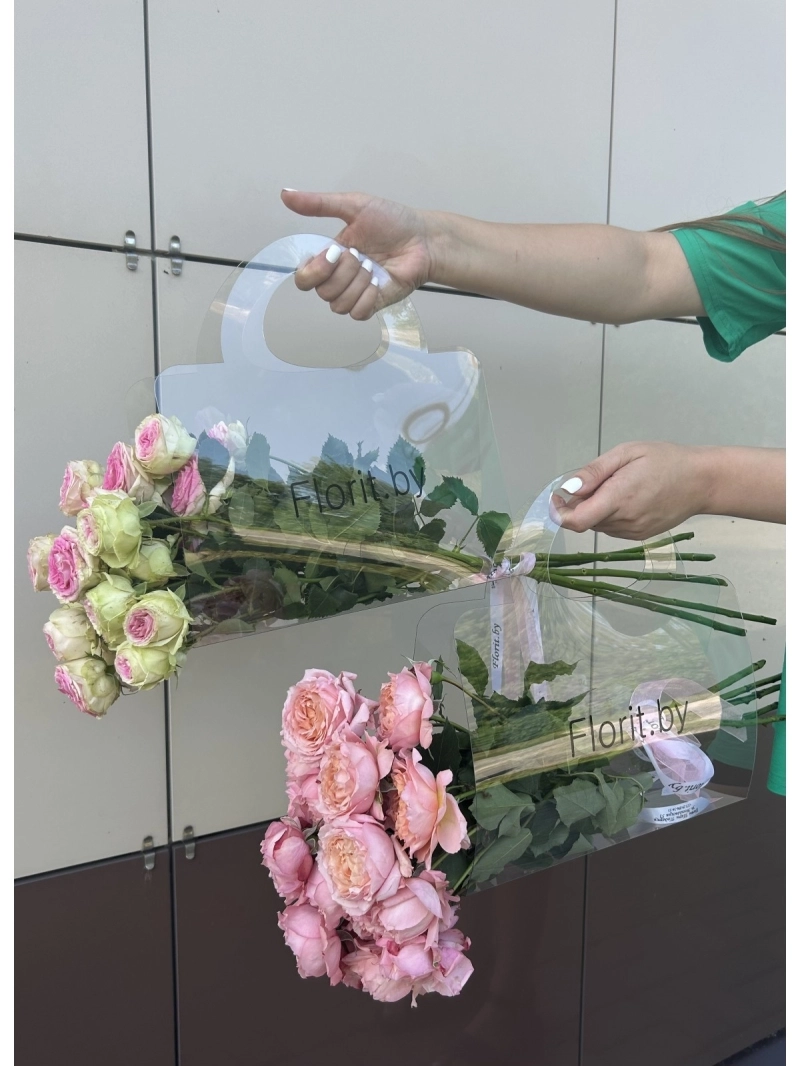 Букет | 5 кустовых роз в сумке-переноске