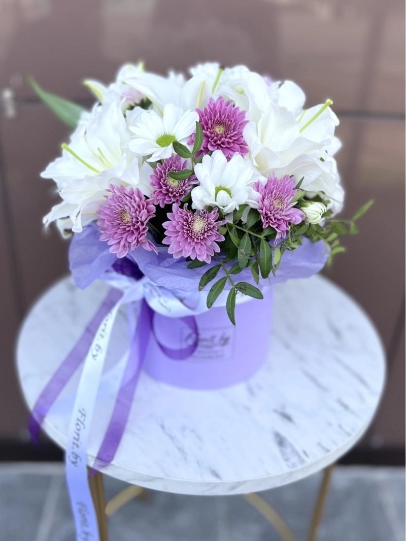 Композиция в коробке | Нежные лилии