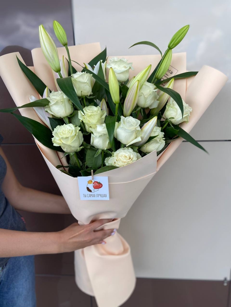 Букет | Розы в лилиях