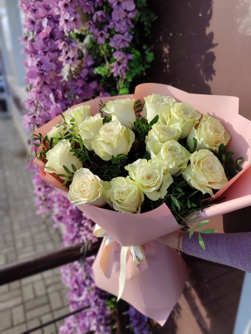 Букет | 15 роз с зеленью