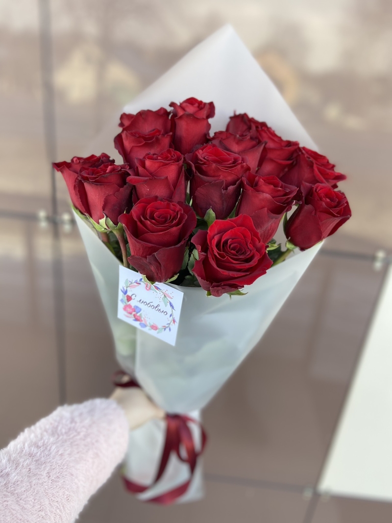 Букет 15 роз в оформлении